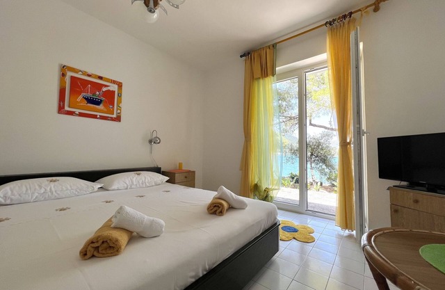 Apartments More & Ja - One Bedroom Apartment with Terrace and Sea View (1. istok)