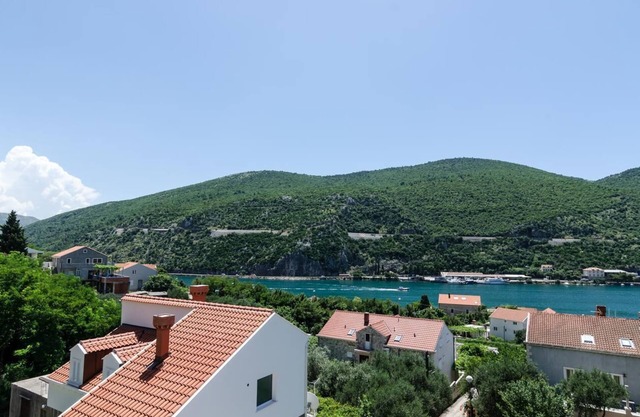 Apartments Peco - Four-Bedroom Apartment with Balcony and Sea View