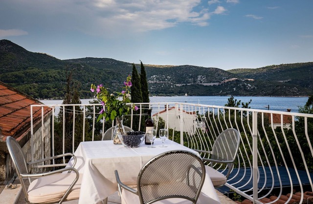 Apartments & Room Eva Slano - One Bedroom Apartment with Terrace and Sea View (Srednji)