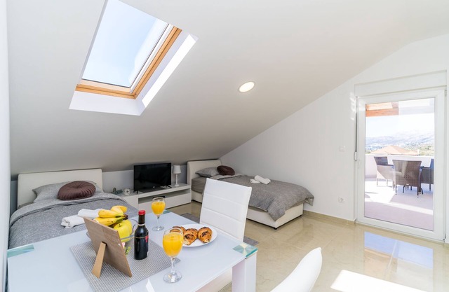 Apartments Šmanjak - Comfort Studio with Balcony and City View