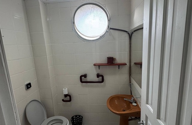 Apat de 2 quartos 1 com ar condicionado na enseada Guarujá , cozinha completa.