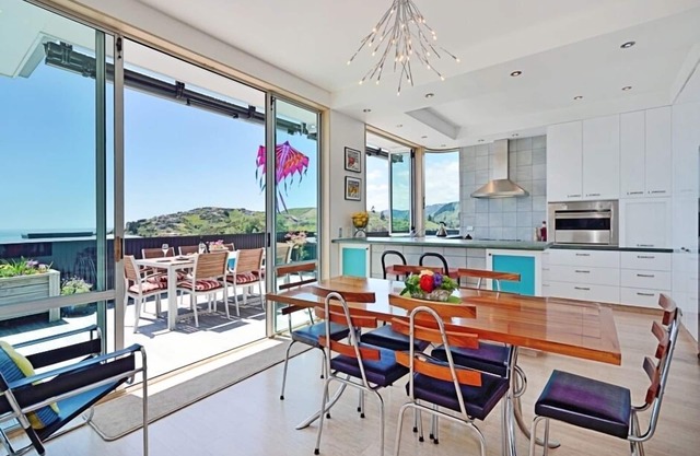 Aporo - Architectural, Light-filled, Great Views!