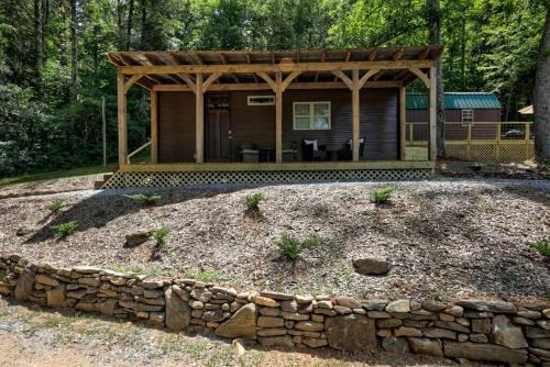 Appalachian Adventure in this Tiny Cabin near Hiawassee, Ideal for Couples' Glamping