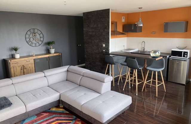 Appart Dernier Étage, Balcon, Parking Gratuit !