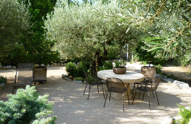 Appartem. air-conditioned 60 m² at the foot of the Luberon & breathtaking view of the well-kept garden