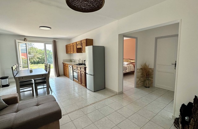 Appartement Lumineux en Rez-de-chaussée Avec Terrasse Privative et Jardin Clôt