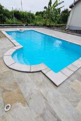 Appartement moderne à Petit-Canal avec piscine