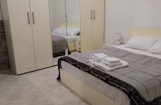 Appartment for small family with king bed, in Rome city, near metro station