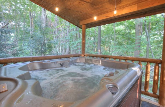 Apple Blossom - Secluded Cabin Getaway with Hot Tub, Kitchen, and Fireplace