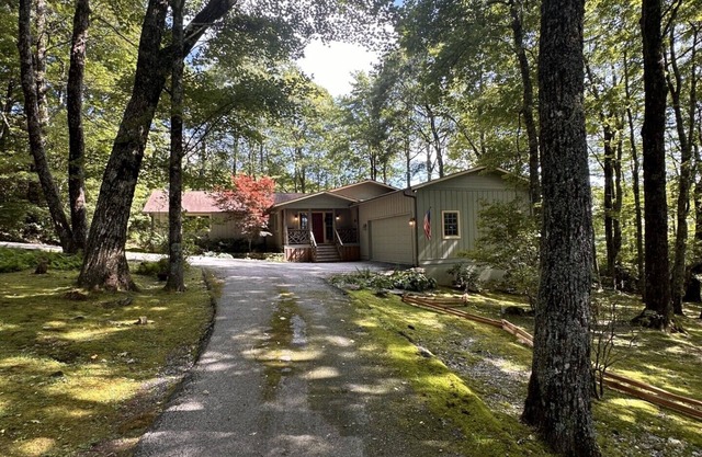 Apple Lodge- Two Bedroom/three bath cottage