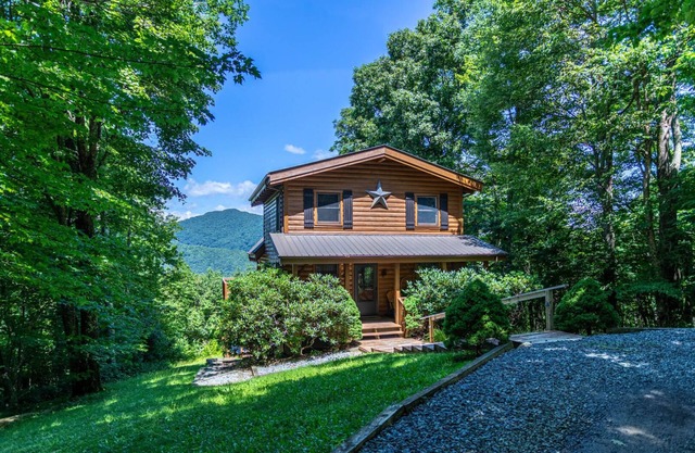 Apple of my Eye Between Boone & Banner Elk Mountain Views Hot Tub Private Pet Friendly