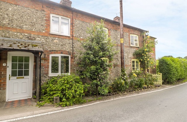 APPLE TREE COTTAGE, pet friendly, with open fire in Shillingstone