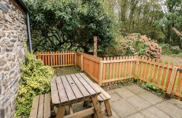 APPLETREE COTTAGE, pet friendly, with open fire in Haverfordwest