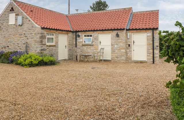 APPLEWOOD COTTAGE, romantic, character holiday cottage in Helmsley