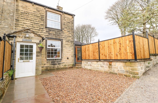 APRIL COTTAGE, pet friendly, character holiday cottage in Cross Hills