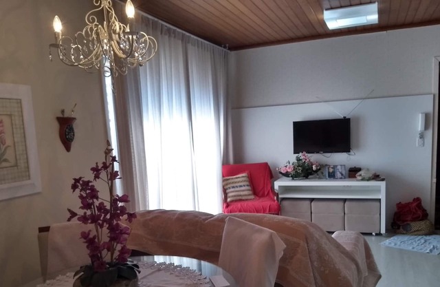 Apt 3 blocks from the beach and 2 from downtown