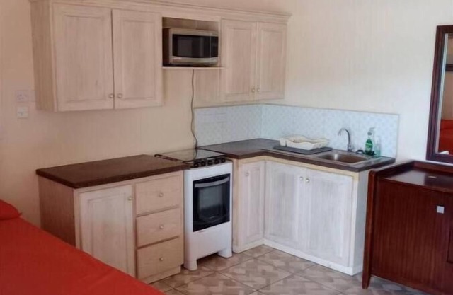 Apt # 30 - Top Floor, Studio Apartment - Convenient location