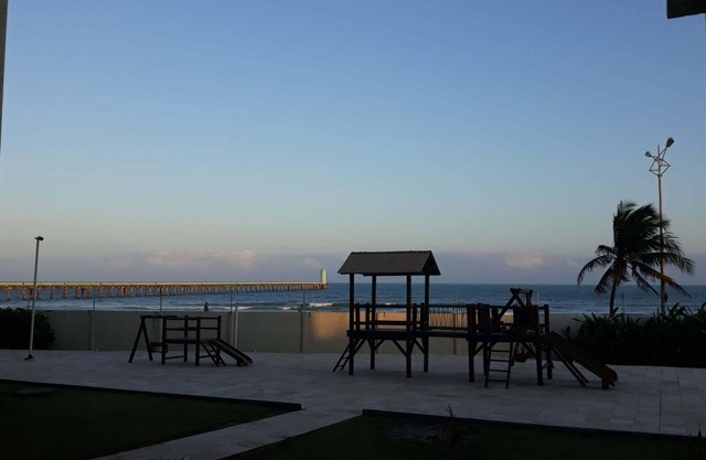 Apt Beira-mar com 2 Quartos, Piscina, ar e Wi-fi