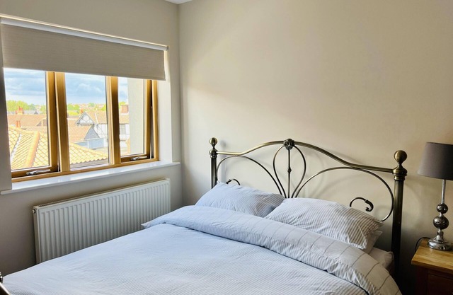 Apt - Sleeps 2 - Pets Ok - Parking