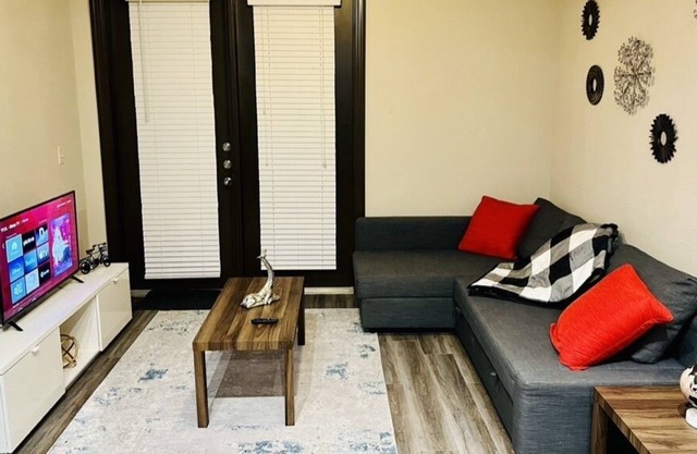 Apt Walkable to Towncenter/ FREE Park/ Pool/ Gym