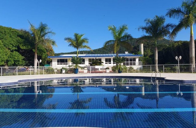 Apto 2 quartos completo em Condomínio Clube a 350 metros da praia do Campeche