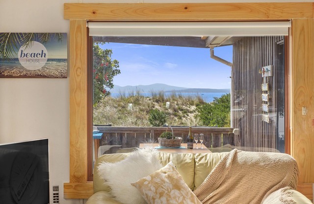 Aqua Beachfront ! Sleeps 8, 3 x QS Beds and 2 Single Beds
