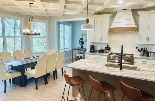 Aqua-dream , Beautiful 8 bedroom house on the lake with hot tub and dock!