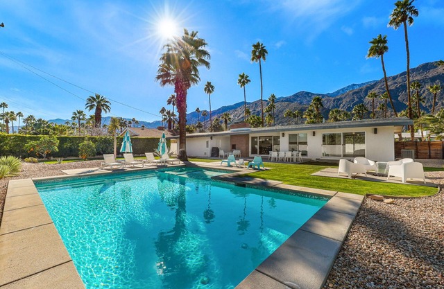 Aquatini Mid-Century Modern Luxury Retreat - Last Minute Specials!