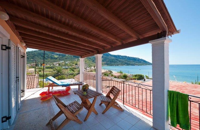 Arista Ferienwohnung 2 - mit Meerblick direkt am Strand von Agios Georgios Pagon