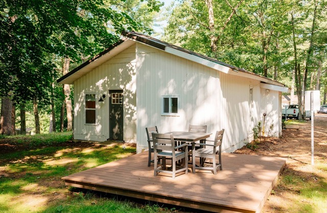 Arbutus Lake | King Suite | Pontoon Rentals