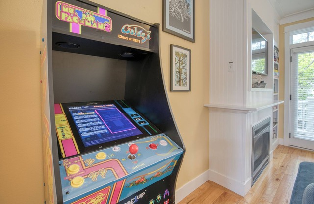 Arcade, Kid + Dog Friendly, Seabrook Town Center Home, 5min. walk to beach