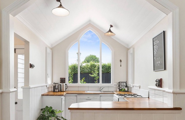 Arcasia Cottage - Central, King Bed