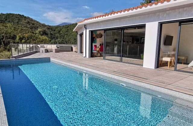 Architect-designed villa, heated infinity pool, stunning view, WLAN
