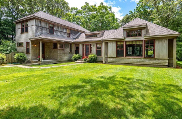 Architect-Designed Getaway In Bayes Hill