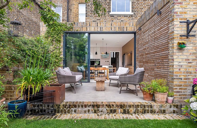 Archway Garden, by Veeve