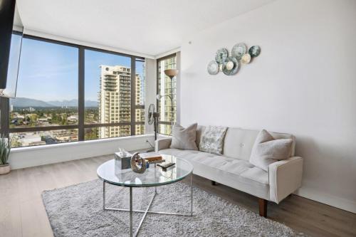 Arcola Retreat, Modern Condo with Balcony, Workspace and Views