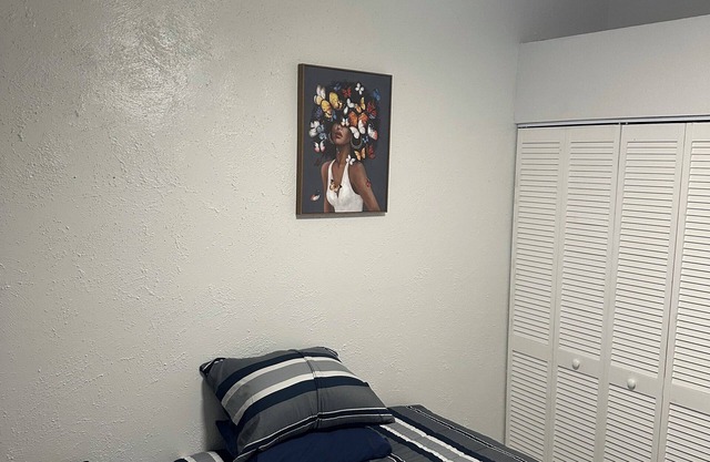 Are you looking for a cozy room to rent in a prime location? Look no further!
