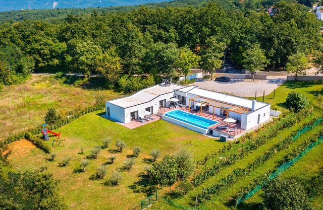 Are you looking for a place for a relaxing vacation in a quiet location? This exclusive vacation hom