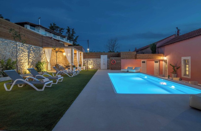 Arhontiko Arhanes Eleni Suite - Getaway with Pool