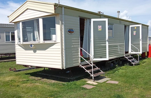 Arizona caravan 3 bedrooms on parkdean resorts camber .
