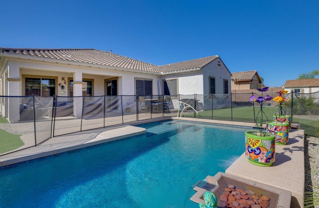 Arizona Retreat - Pool, Hot Tub & Putting Green!