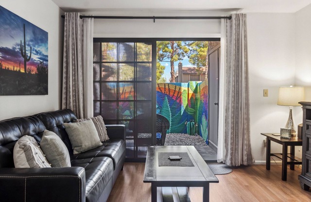 Arizona Themed Condo - 1st Floor, community Pool/Spa - Great Location!