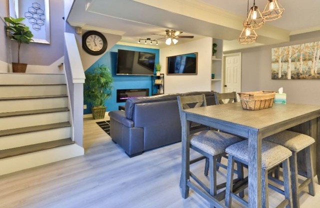 Arlington 3br/2ba Hot Tub Hideaway, Hot Tub, Firepit, Deck, Outdoor Dining