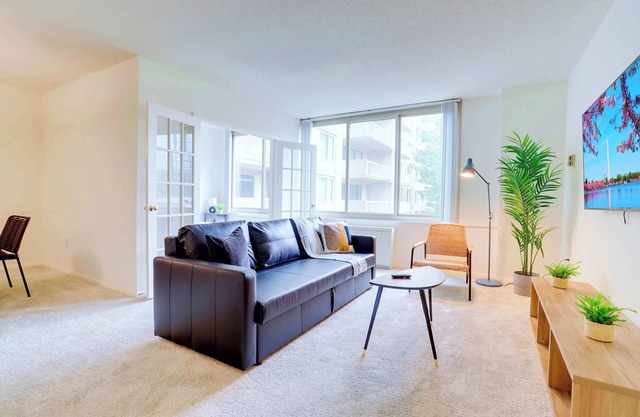 Arlington Apt: Metro & Business Access