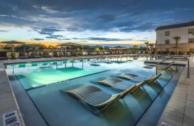 Arlington Oasis! Pool, Gym, King Bed, near Shopping & Mayo Clinic