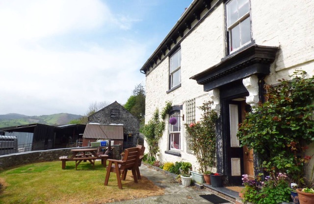ARLLEN FAWR, pet friendly, with open fire in Llanrhaeadr-Ym-Mochnant