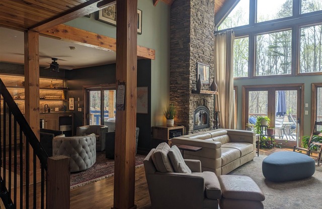 Arrow Haven- Large home nestled in the forest 10 minutes to the ALWS games.