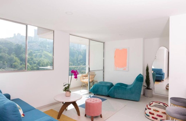 Art Deco Apartment w/ Mountain View