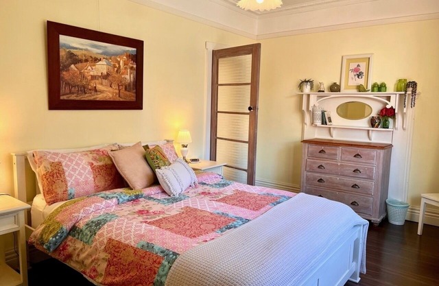 Art Deco Inspired 2 bedroom House - Single Level, Free Wifi and driveway Parking