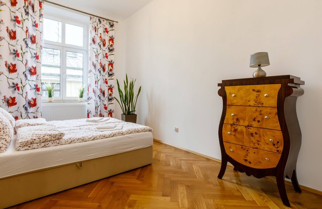 Art deco spacious one bedroom apartment - city view!